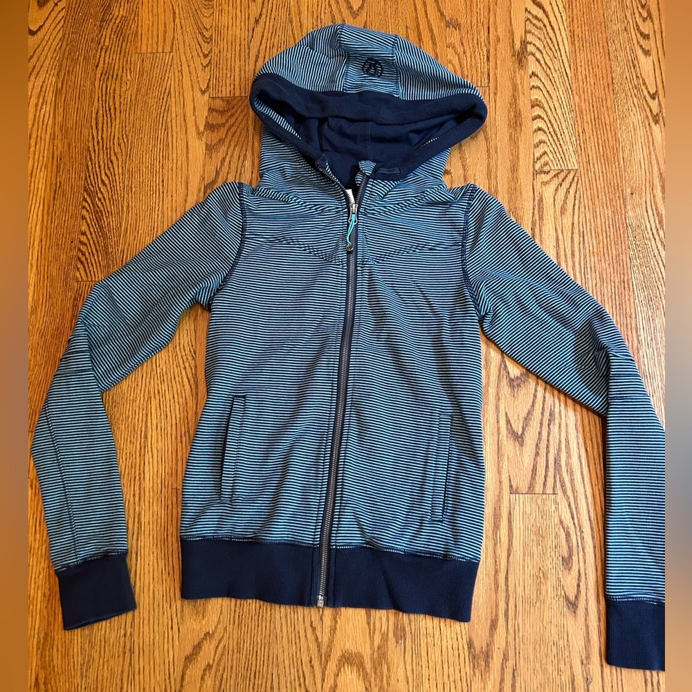 Lululemon Scuba hoodie size 4 in perfect condition.